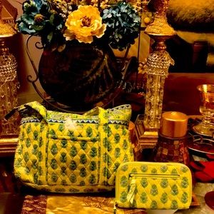 Too cute Vera Bradley bag😍W 15” L11.4”